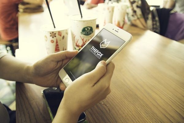 3 cosas que hacer con el móvil en las cocinas modernas - Blog cocinas